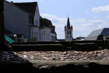 Glücksritual: Münzen werfen in der Porta Nigra, Trier