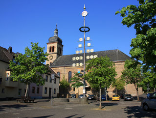 Graf Mirbach Platz mit Pfarrkirche und Zunftständer, Hillesheim