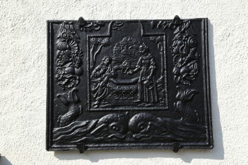 Gusseiserne Takenplatte an einem Haus in Kronenburg