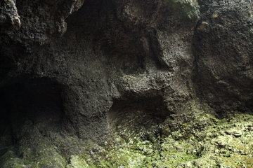 Höhlenwand der Mühlsteinhöhle auf dem Nerother Kopf, Vulkaneifel