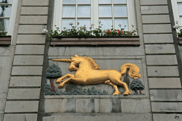 Hausfassade mit goldenem Einhorn, Aachen, Markt