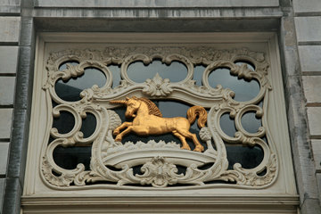 Hausfassade mit goldenem Einhorn, Aachen, Markt