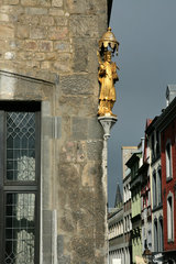 Hausfassade mit vergoldeter, männlicher Figurr, Aachen - Zentrum