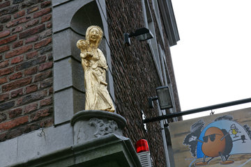 Hausfassade mit vergoldeter Marienfigur mit Kind, Aachen, Altstadt