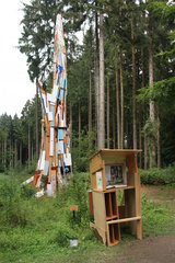 Helge Hommes: "the skip refuse tree project", Grenzkunstroute011 beim Grenzübergang Aachen-Köpfchen