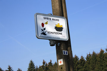 Hinweisschild "Späte Mahd - Schutzzone" an der Buschhausstraße, Eynatterheide, Belgien