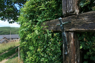 Holzkreuz in einer Hecke bei Bellevaux in den Ardennen