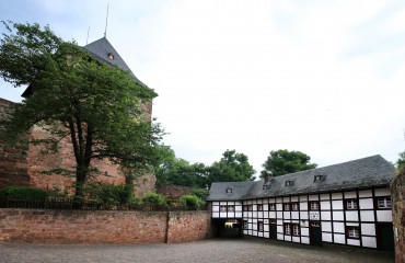 Inneres Burgtor mit Pförtnerhaus und Wohnturm, Burg Nideggen