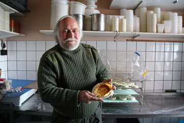 Jean-Claude Noël mit einer tarte au fromage, Schäferei "Bergerie des Aris"