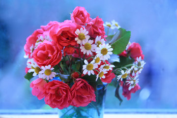 Kleiner Blumenstrauß mit Rosen und Mutterkraut
