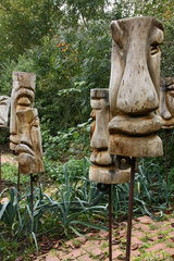 Kopf-Skulpturen von Bouchta Ouali, Hortus Dialogus