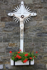 Kreuz an der Kirchenmauer, Clermont-sur Berwinne im Herver Land