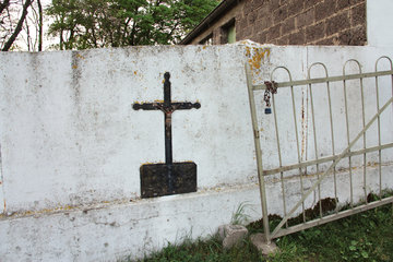 Kreuz in einer Gartenmauer am Ortsrand von Raeren