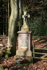 Kreuz mit Gedenkstein beim Reinartzhof