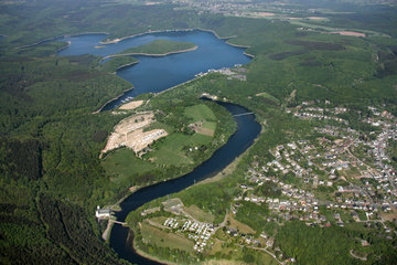 Luftaufnahme der Rurtalsperre mit Heimbach im Vordergrund