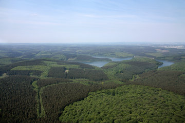 Luftaufnahme der Wehebach-Talsperre mit Umgebung