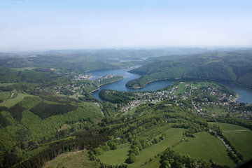 Luftaufnahme des Rursees mit Rurberg und Woffelsbach