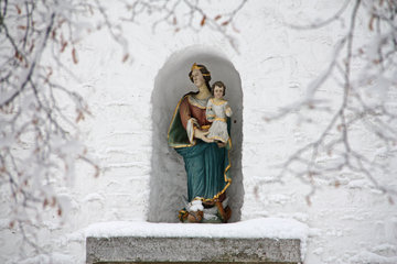 Marienfigur an der Marienkapelle in Roetgen, Nordeifel
