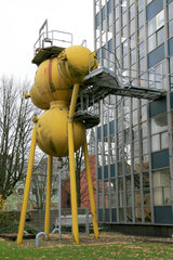 "Maschinenwesen" vor der Fakultät Maschinenwesen, RWTH Aachen 