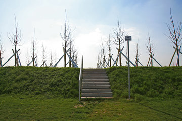 Maulbeerhügel mit Treppe, Weißer Weg