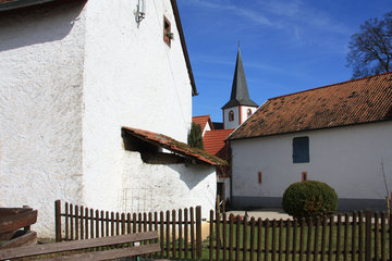 Niederehe mit der Kirche St. Leodegar