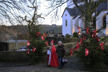 Nikolaus vor der Pfarrkirche St. Matthias, Reifferscheid, Gemeinde Hellenthal
