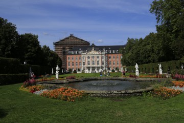 Nördlicher Palastgarten des Kurfürstlichen Palais mit Barockbrunnen