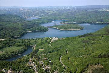 Panorama-Luftaufnahme der Rurtalsperre mit Heimbach im Vordergrund