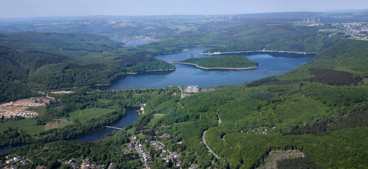 Panorama-Luftaufnahme der Rurtalsperre mit Heimbach im Vordergrund