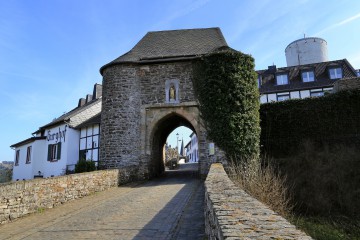 Ringmauer mit Stadttor, Reifferscheid, Gemeinde Hellenthal