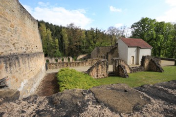 Ruine der Eisenschmelze bei Schloss Weilerbach