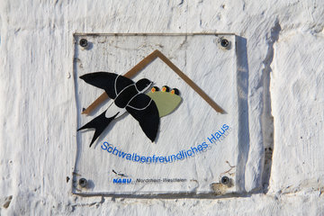 Schild für ein schwalbenfreundliches Haus, Seffent bei Aachen