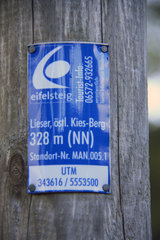 Schild mit Standort-Daten auf dem Eifelsteig