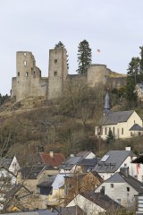 Schönecken mit der Ruine der Burg Schönecken und der Kapelle St. Antonius