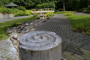 Springbrunnen mit Wasserlauf im "Garten der Sinne"
