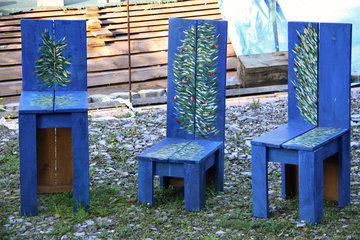 Stühle mit unterschiedlicher Sitzhöhe, Hospizgarten des Hortus Dialogus