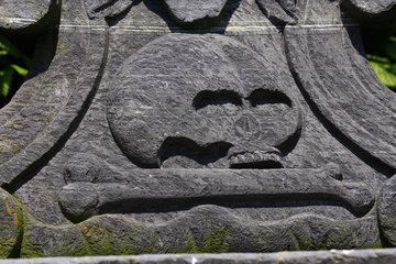 Totenkopf an einem Wegekreuz zwischen Burg Reuland und Bracht