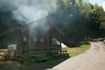Waldmuseum mit Kohlemeiler im Rohrener Wald