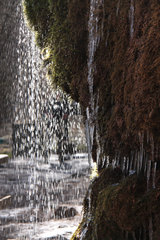 Wasservorhang und Eiszapfen beim Dreimühlen-Wasserfall