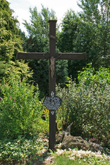 Wegekreuz mit Inschrift bei Bellevaux in den Ardennen