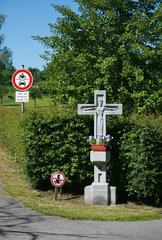 Wegkreuz mit Schildern in Rott, Gemeinde Roetgen