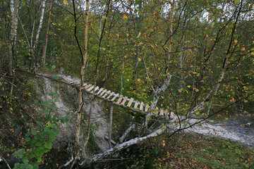 Weiße Kalkhalde im Wurmtal bei Würselen mit fragiler Brücke
