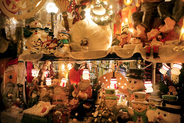 Weihnachtlich dekoriertes Geschäft in Monschau