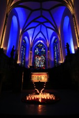 Weihnachtliche Beleuchtung in der Pfarrkirche St. Matthias, Reifferscheid, Gemeinde Hellenthal