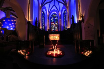 Weihnachtliche Beleuchtung in der Pfarrkirche St. Matthias, Reifferscheid, Gemeinde Hellenthal