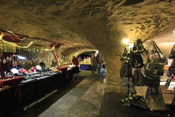 Weihnachtsmarkt in den Gewölben der Burg von Reifferscheid, Gemeinde Hellenthal
