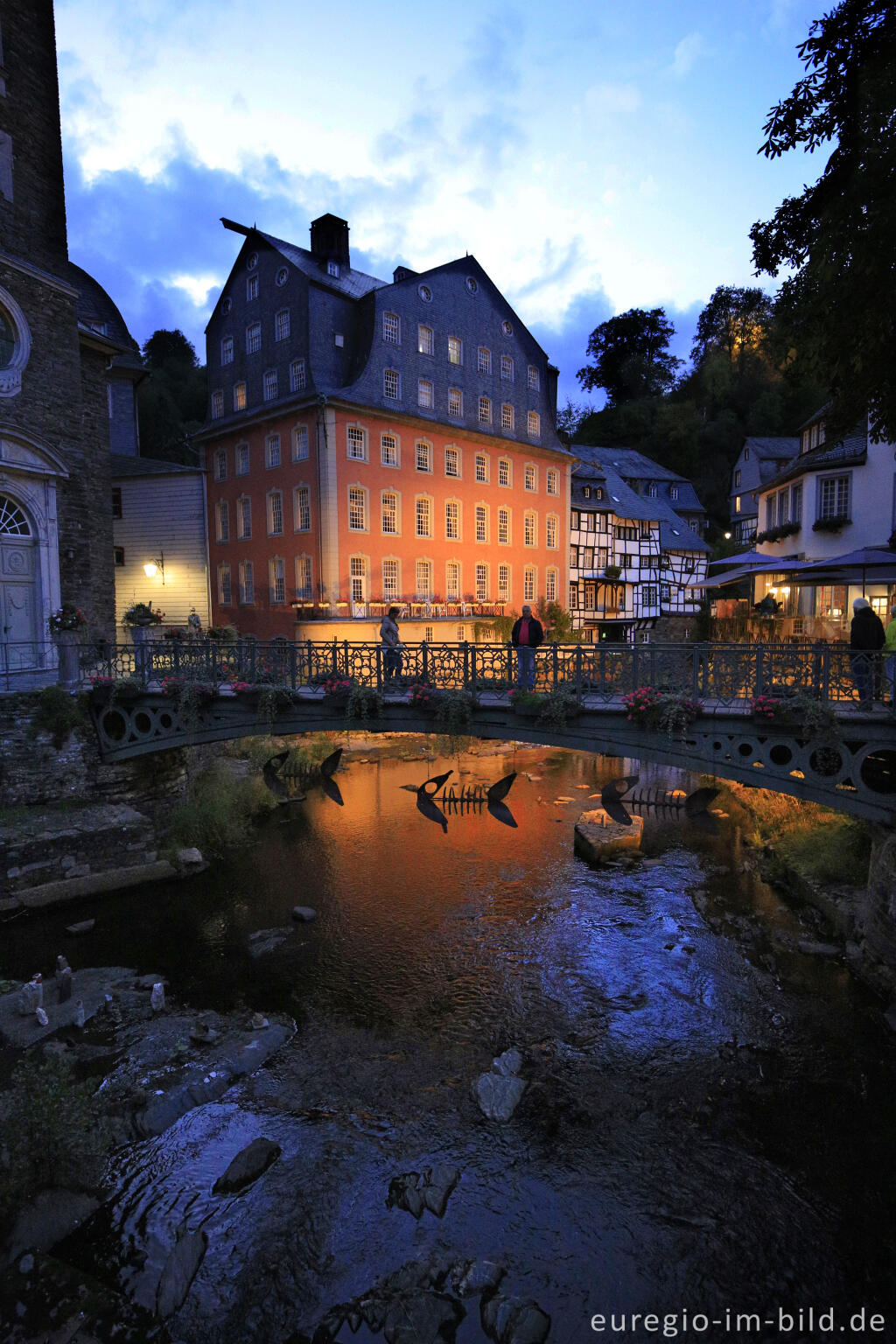 Detailansicht von Abendstimmung in Monschau, Blick auf die Brücke "Auf den Planken" und die Rur