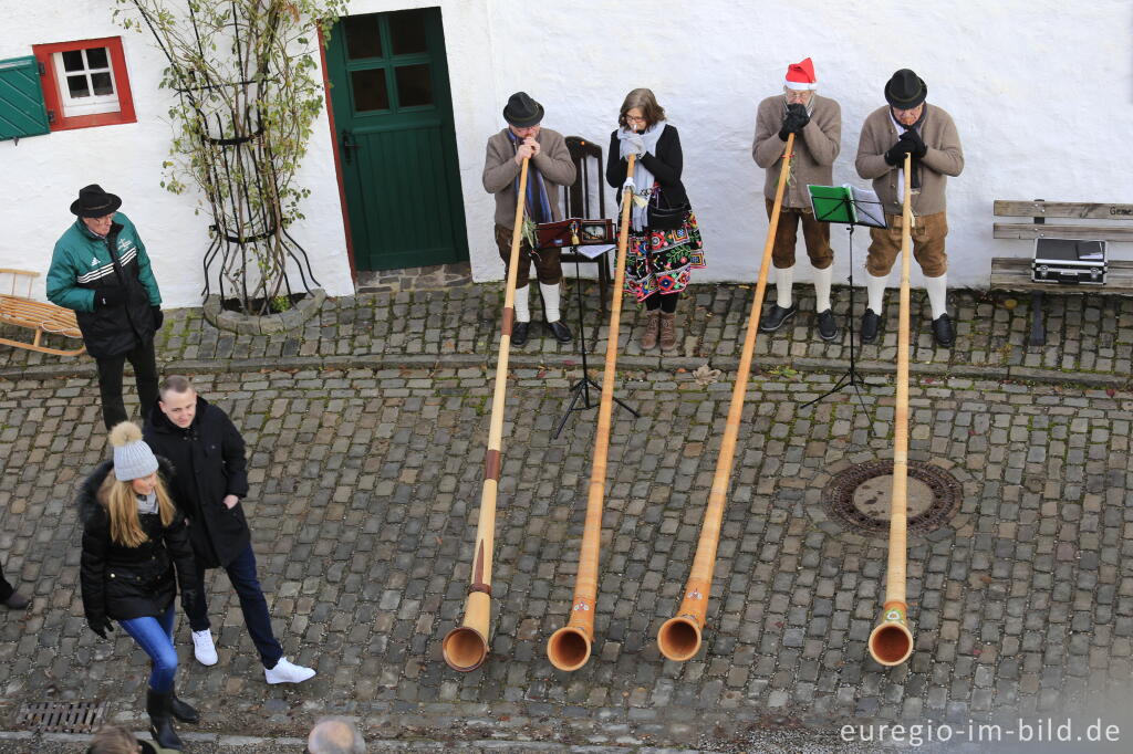 Detailansicht von Alphornbläser auf dem Weihnachtsmarkt von Reifferscheid, Gemeinde Hellenthal