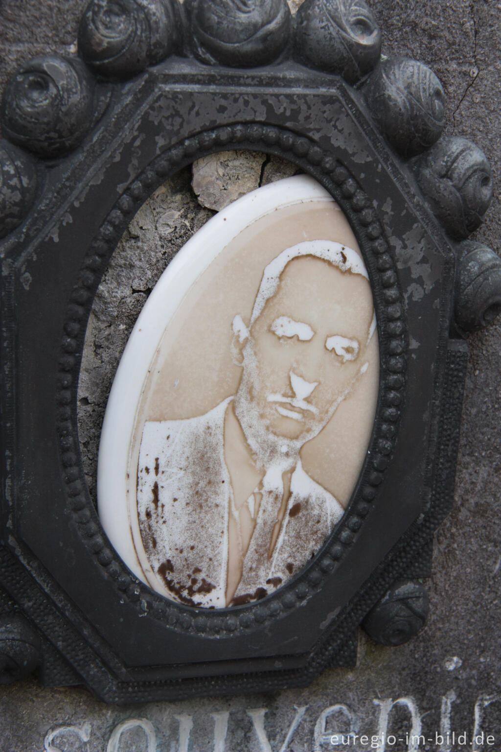 Altes Medaillon, Friedhof Sippenaeken