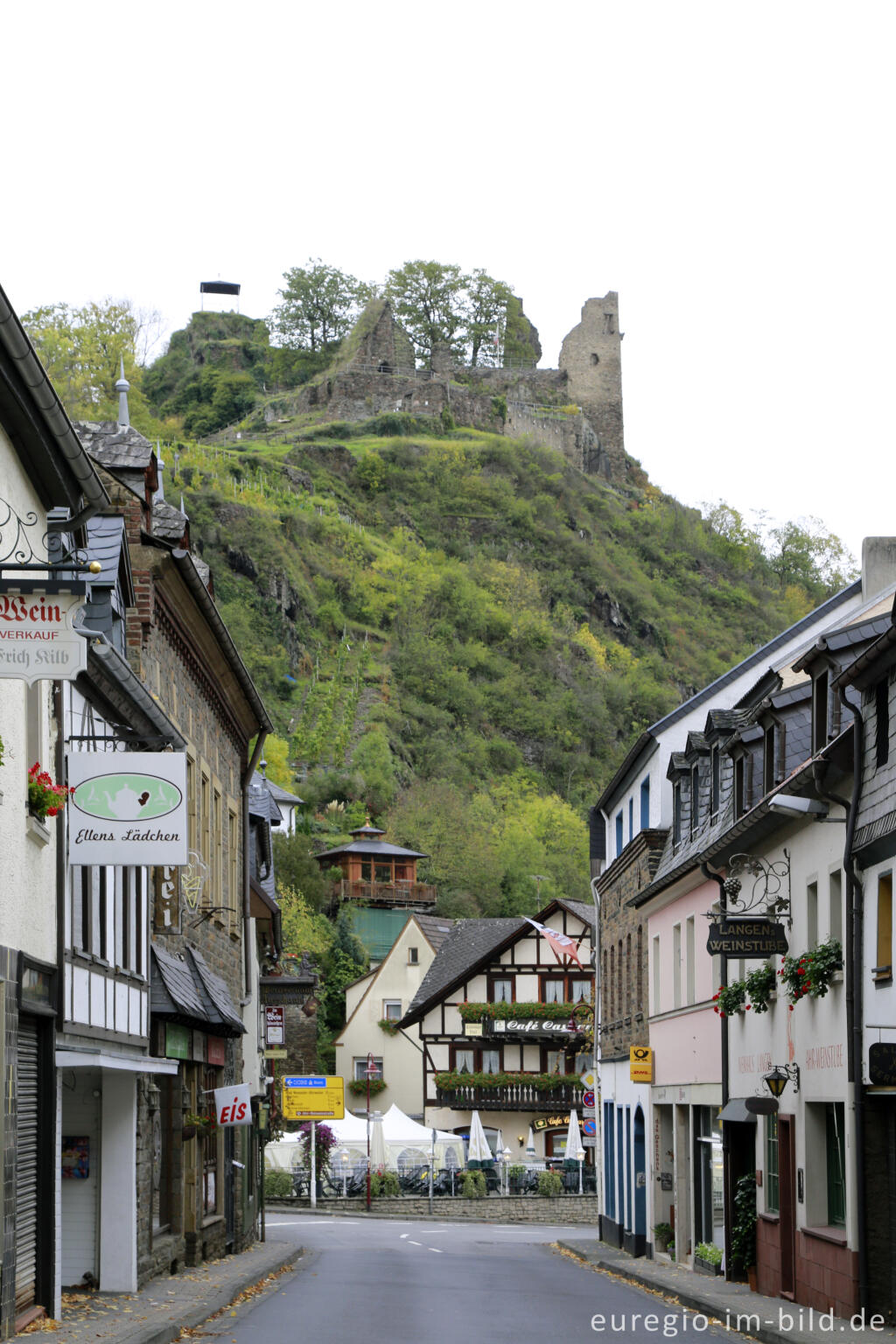 Detailansicht von Altnahr mit der Burg Are